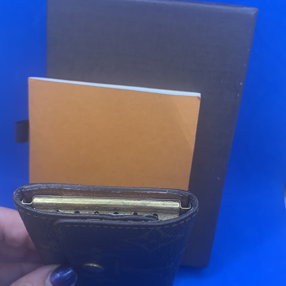 Louis Vuitton Monogram signature design LV Logo 6 key holder - Picture 3 of 7